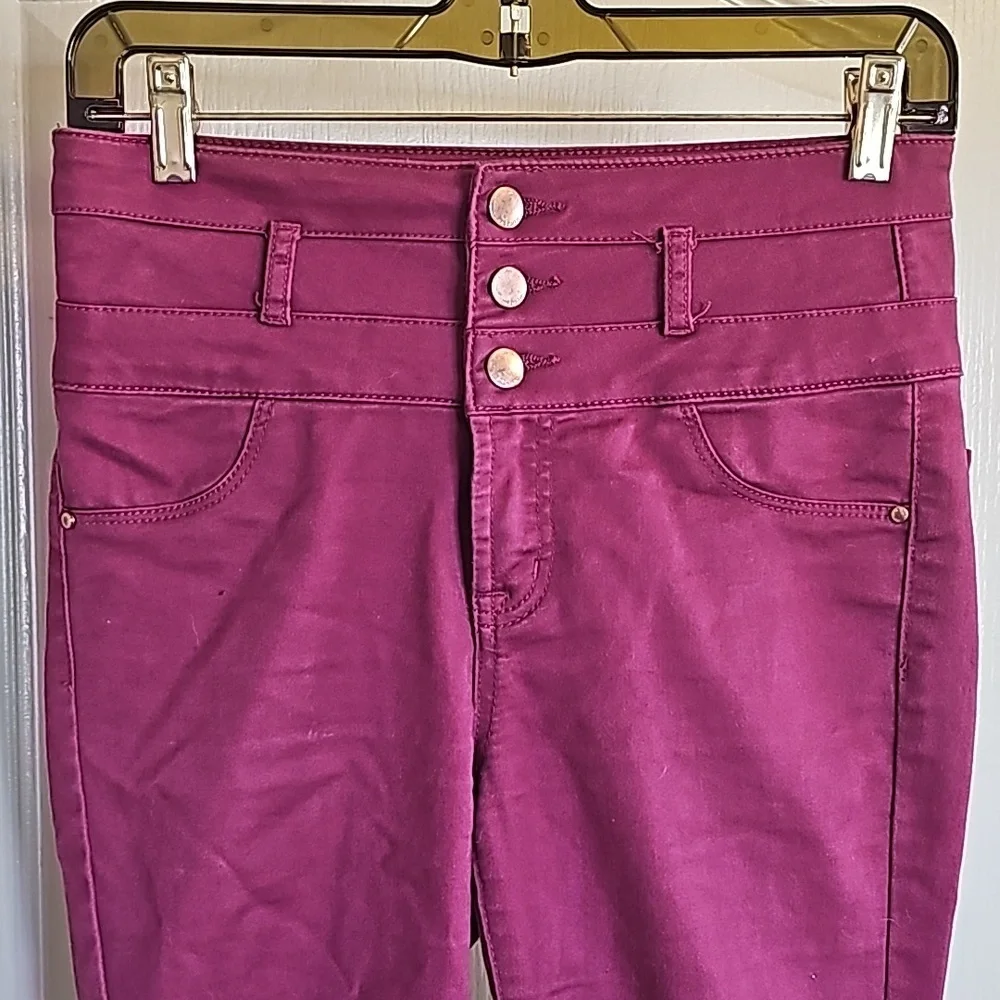 Refuge burgundy size 4 skinny jeans. 3 buttons at high waist SO cute 😍 - Picture 2 of 5